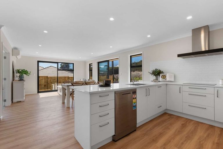 Photo of property in 16 Sam Heywood Place, Pyes Pa, Tauranga, 3112