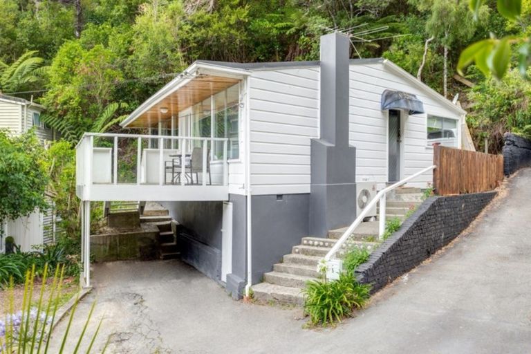 Photo of property in 5 Waerenga Road, Days Bay, Lower Hutt, 5013
