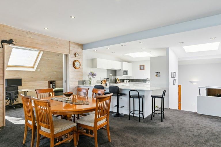 Photo of property in 3 Countess Close, Maupuia, Wellington, 6022