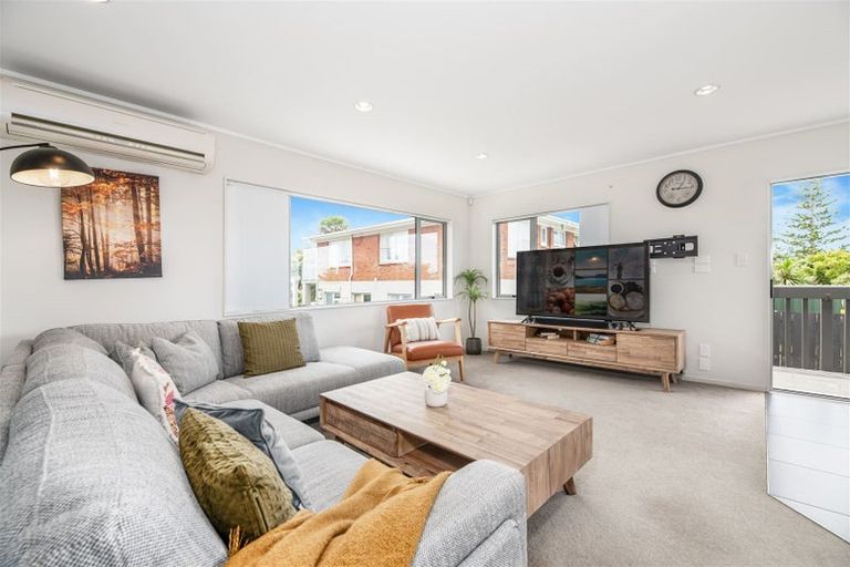 Photo of property in 13a Jenelin Road, Glendene, Auckland, 0602