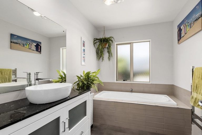 Photo of property in 20 Bluebird Crescent, Unsworth Heights, Auckland, 0632