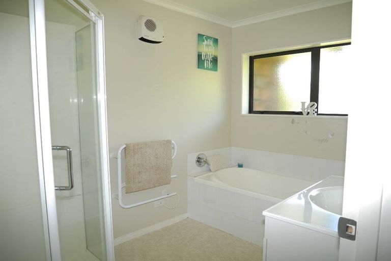 Photo of property in 4 Monarch Place, Paraparaumu Beach, Paraparaumu, 5032