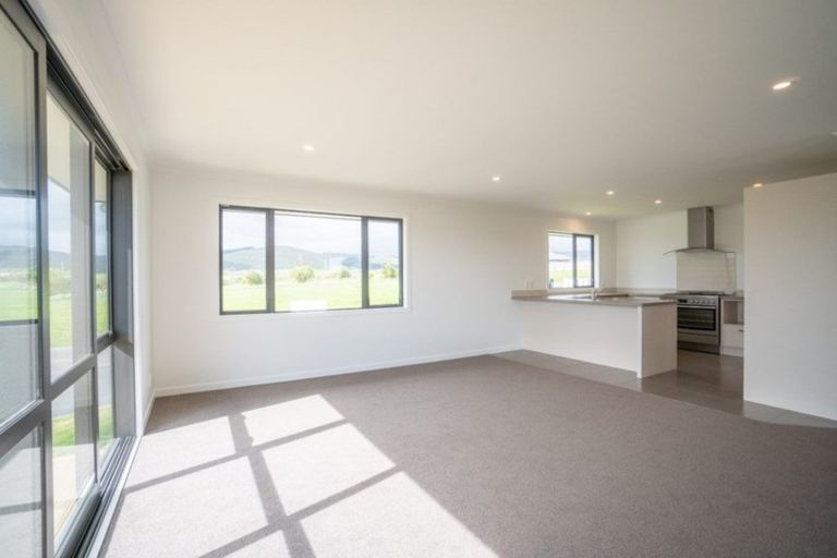 Photo of property in 33 Silicon Way, Fitzherbert, Palmerston North, 4410