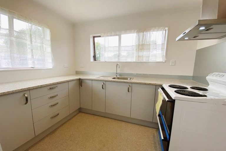 Photo of property in 2/15 Ballater Place, Highland Park, Auckland, 2010