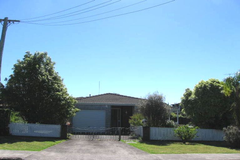 Photo of property in 2/6 Ocean View Road, Northcote, Auckland, 0627