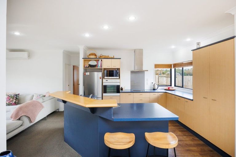 Photo of property in 1 Sycamore Crescent, Fitzherbert, Palmerston North, 4410