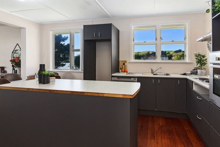 Photo of property in 11 D'urville Street, Cannons Creek, Porirua, 5024