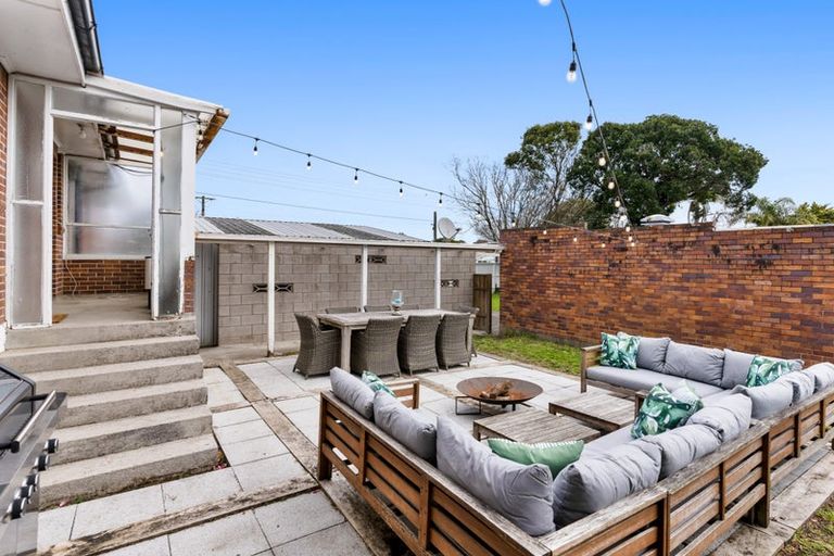 Photo of property in 58 Yeovil Road, Te Atatu Peninsula, Auckland, 0610