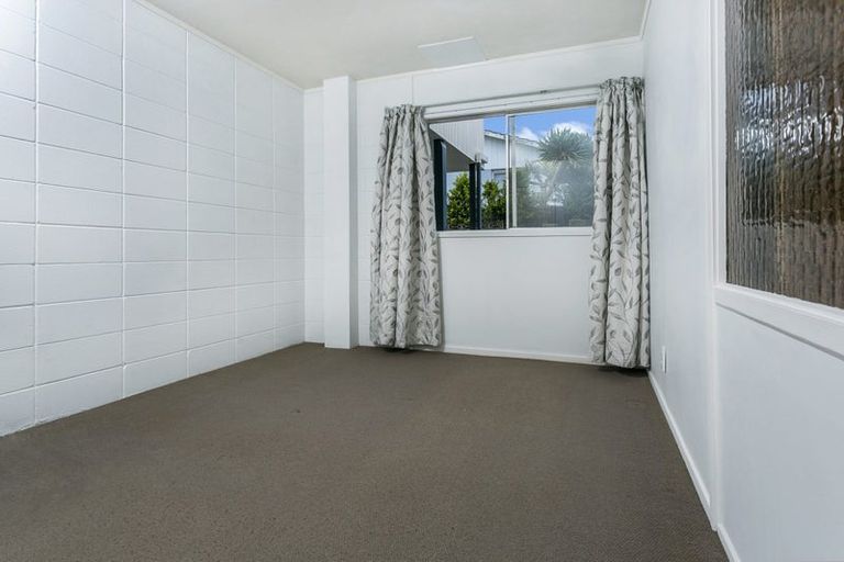 Photo of property in 2/4 Coronation Road, Glenfield, Auckland, 0627