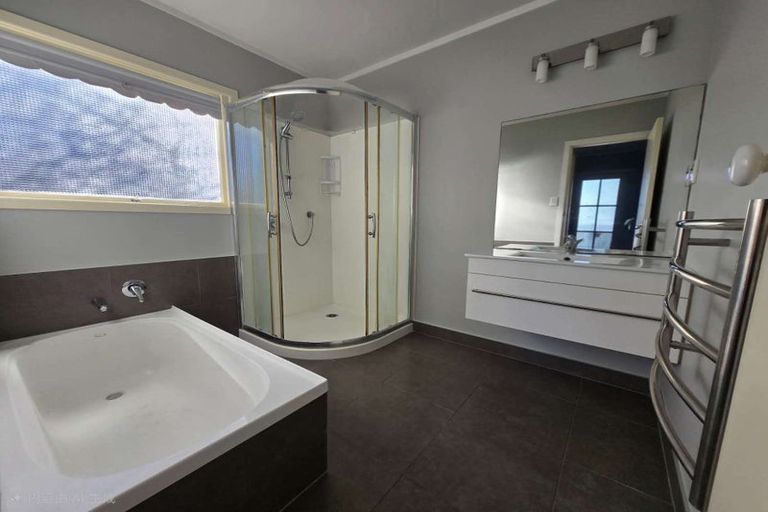 Photo of property in 17a Te Anau Place, Pakuranga Heights, Auckland, 2010