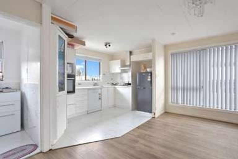Photo of property in 13 Waari Avenue, Sunnyvale, Auckland, 0612