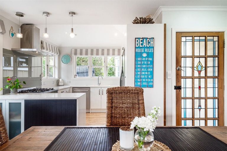 Photo of property in 113 Carlisle Road, Torbay, Auckland, 0632