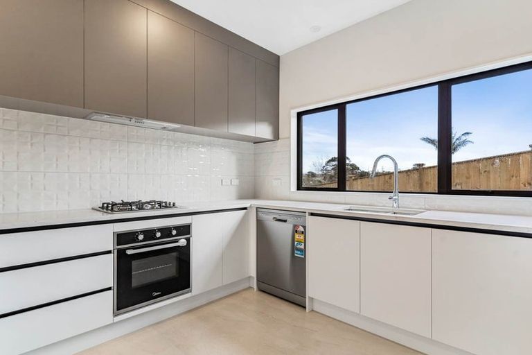 Photo of property in 40c Cyclarama Crescent, Massey, Auckland, 0614