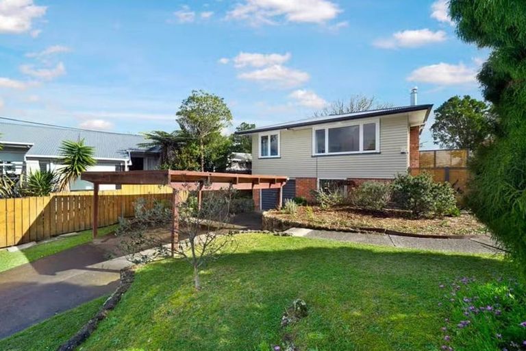 Photo of property in 34 Coniston Avenue, Te Atatu South, Auckland, 0610