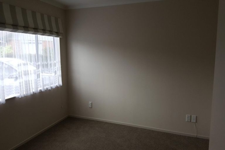 Photo of property in Waimanu Bay Village, 17/1 Piriti Drive, Te Atatu Peninsula, Auckland, 0610