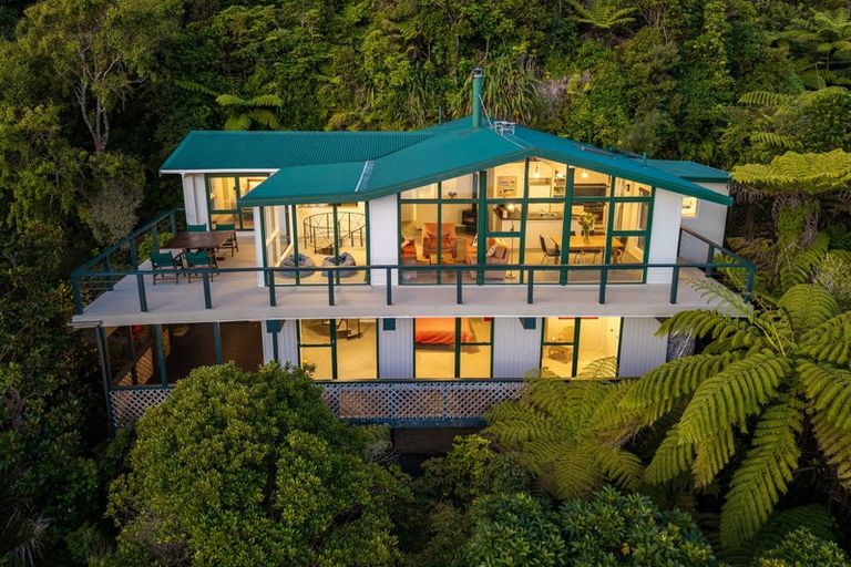 Photo of property in 42 Ferry Road, Days Bay, Lower Hutt, 5013