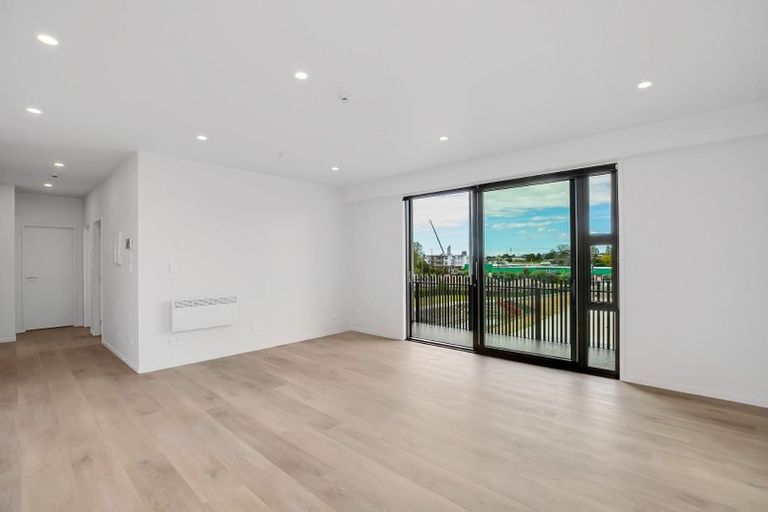 Photo of property in 202/36c Greenslade Crescent, Northcote, Auckland, 0627