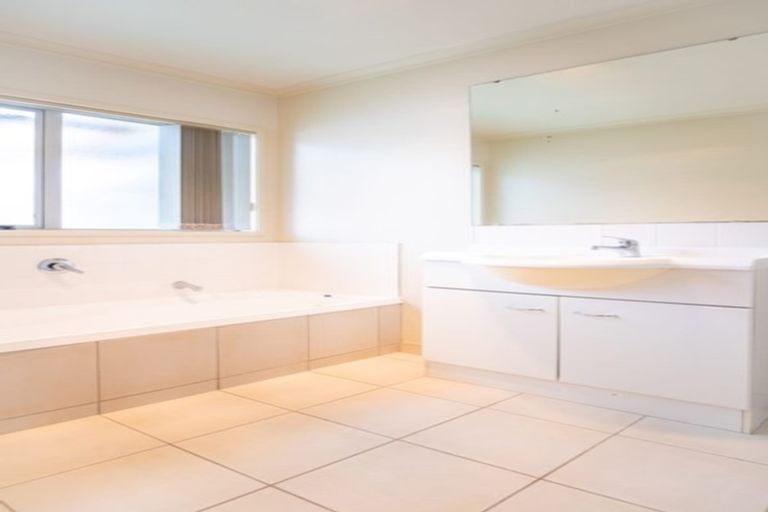 Photo of property in 8 Fitchburg Place, Mangere, Auckland, 2022