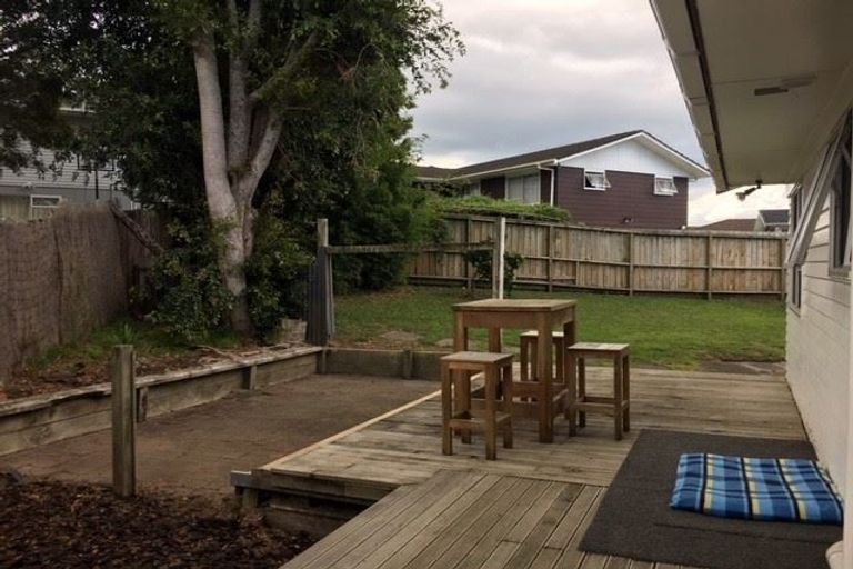 Photo of property in 11 Temuri Place, Glendene, Auckland, 0602