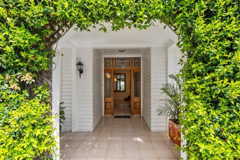 Photo of property in 102a Kitchener Road, Milford, Auckland, 0620