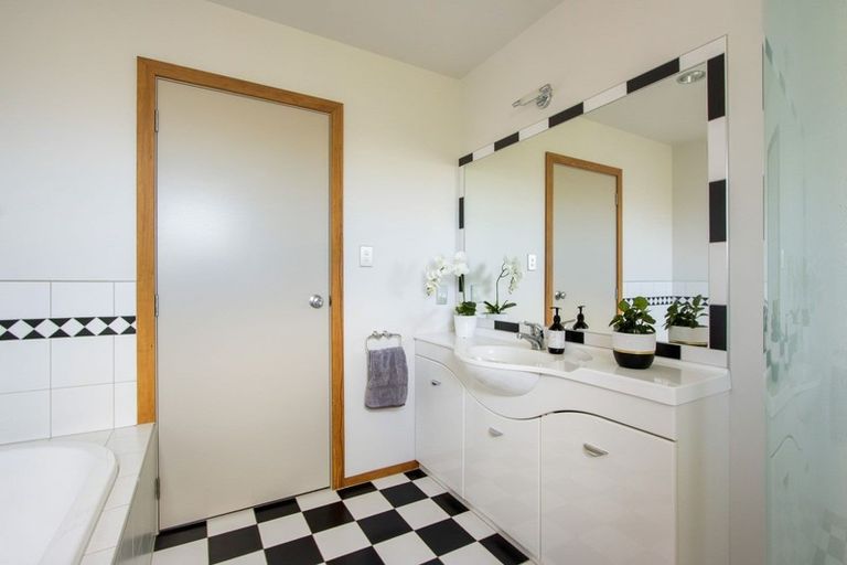 Photo of property in 340 Omokoroa Road, Omokoroa, 3114