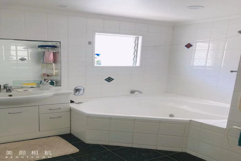 Photo of property in 2 Mellons Bay Road, Howick, Auckland, 2014