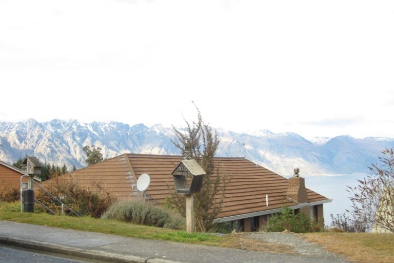 Photo of property in 73b Wynyard Crescent, Fernhill, Queenstown, 9300