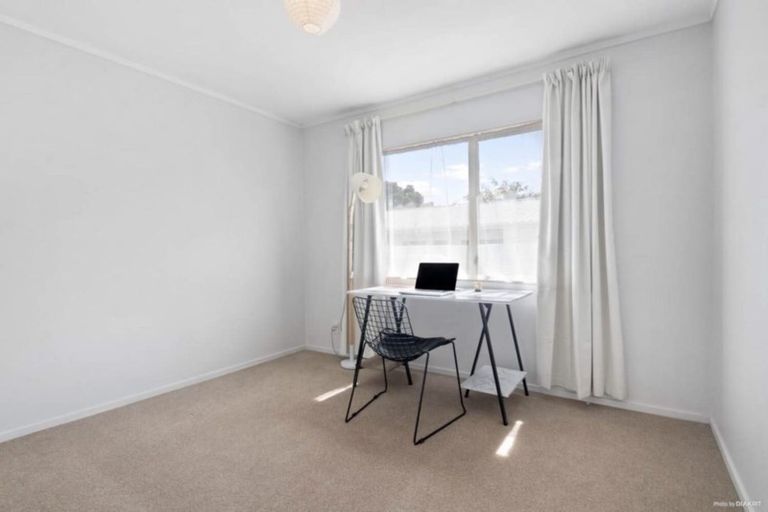 Photo of property in 118b Colwill Road, Massey, Auckland, 0614