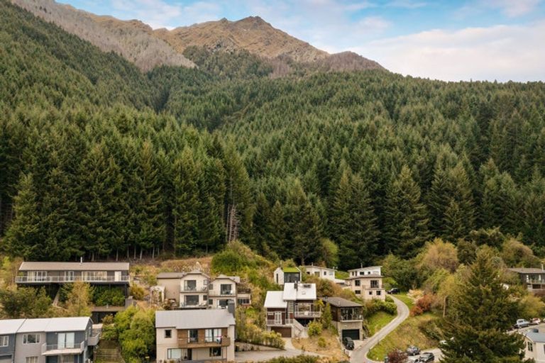 Photo of property in 45 Dart Place, Fernhill, Queenstown, 9300