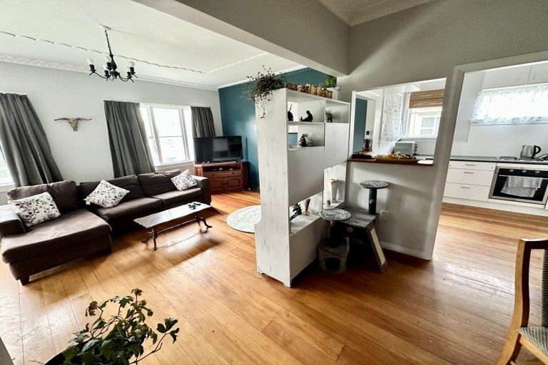 Photo of property in 12 Douglas Street, Hawera, 4610