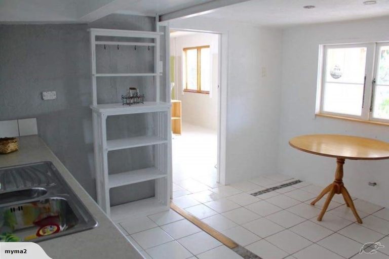 Photo of property in 29 Domain Crescent, Muriwai, Waimauku, 0881