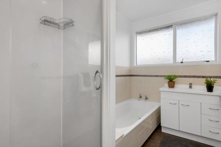 Photo of property in 3 Pukeroa Place, Papakura, 2110