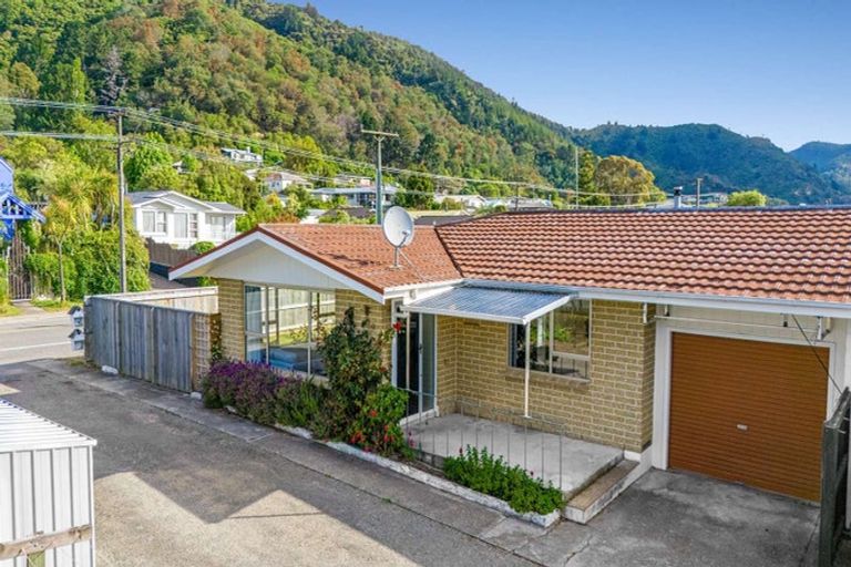 Photo of property in 131a Waikawa Road, Picton, 7220