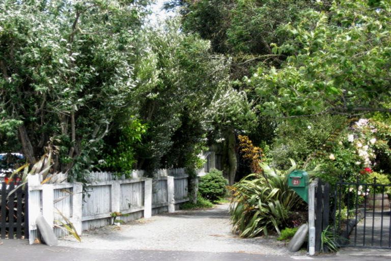 Photo of property in 21 Fairmile Place, Russley, Christchurch, 8042
