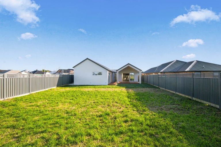 Photo of property in 37 Tabraham Crescent, Pyes Pa, 3112