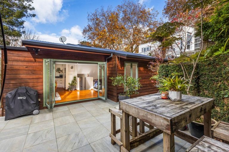 Photo of property in 1/16 Glade Place, Birkenhead, Auckland, 0626