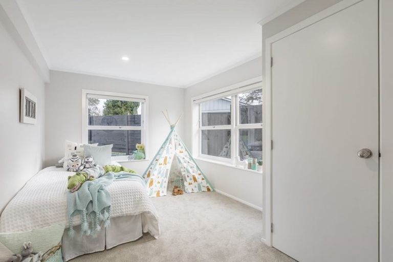 Photo of property in 27 Renata Crescent, Te Atatu Peninsula, Auckland, 0610