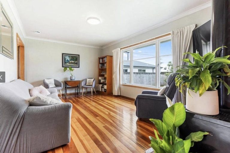 Photo of property in 43 Neil Avenue, Te Atatu Peninsula, Auckland, 0610