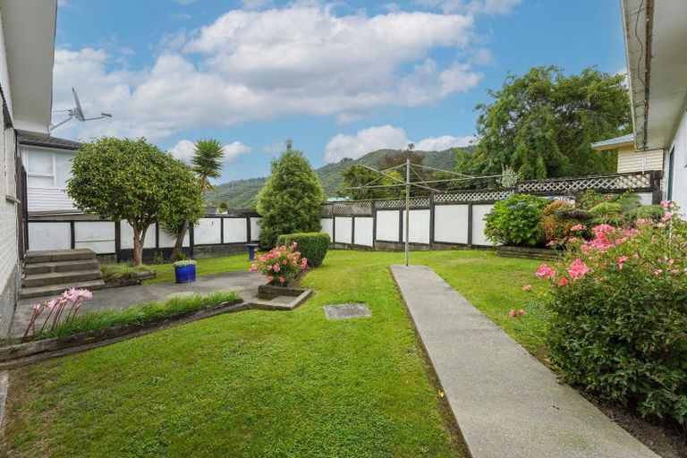 Photo of property in 23 Montana Road, Totara Park, Upper Hutt, 5018