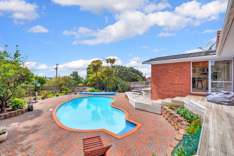 Photo of property in 23 Knights Road, Rothesay Bay, Auckland, 0630