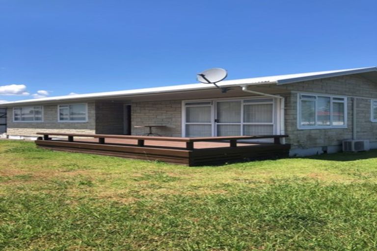 Photo of property in 17 Convair Crescent, Mangere, Auckland, 2022