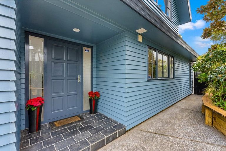 Photo of property in 2/12 Sunnynook Road, Sunnynook, Auckland, 0620