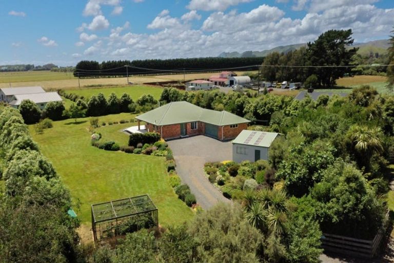 Photo of property in 33 Ketemaringi Way, Manakau, Levin, 5573