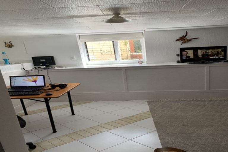 Photo of property in 54 Colchester Crescent, Newlands, Wellington, 6037