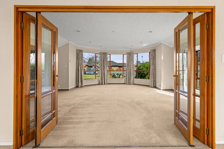 Photo of property in 16 Knightsbridge Place, Taradale, Napier, 4112