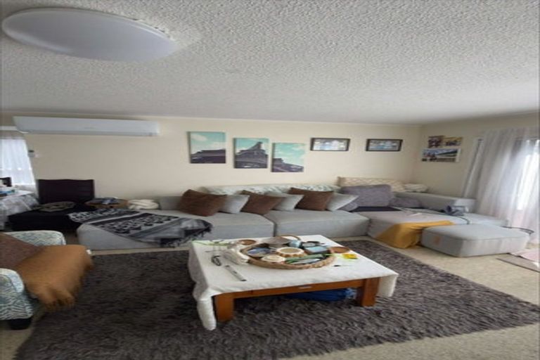 Photo of property in 1/309 Wairau Road, Totara Vale, Auckland, 0627