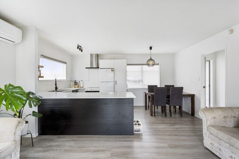 Photo of property in 2/2 Hatherley Place, Clendon Park, Auckland, 2103