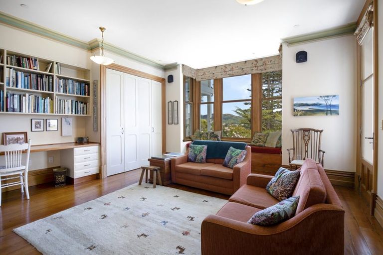 Photo of property in 25 Fairview Crescent, Kelburn, Wellington, 6012