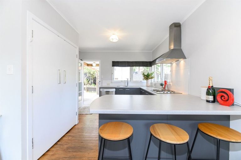 Photo of property in 2/11 Lenihan Street, Northcote, Auckland, 0627