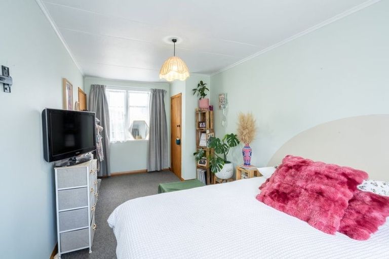 Photo of property in 18 Exeter Crescent, Takaro, Palmerston North, 4412
